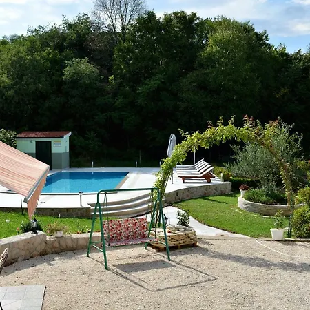 Holiday House With Pool Estera Casa de Férias *