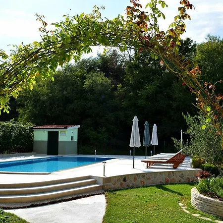 Holiday House With Pool Estera Casa de Férias *