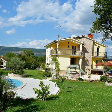 Holiday House With Pool Estera Сasa de vacaciones